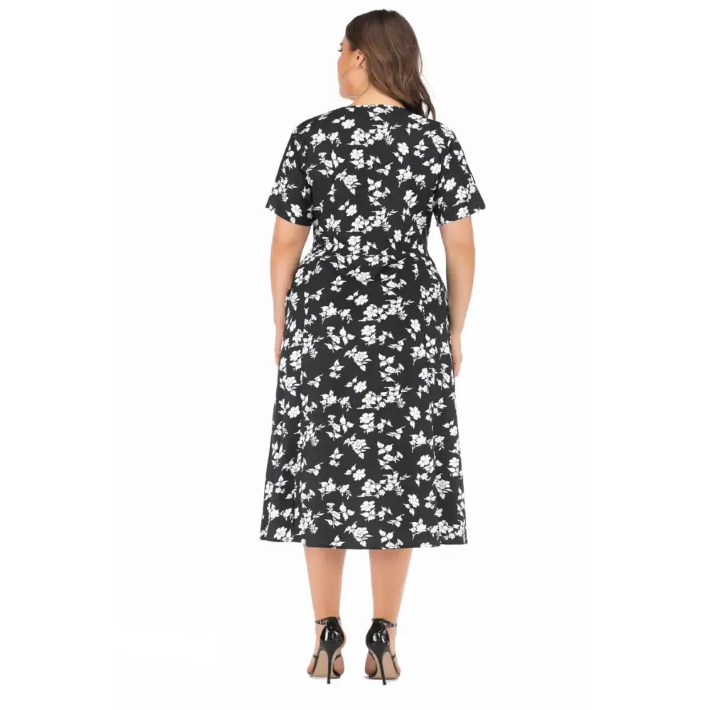 Plus Size Floral Maxi Dress - V-Neck with Pockets